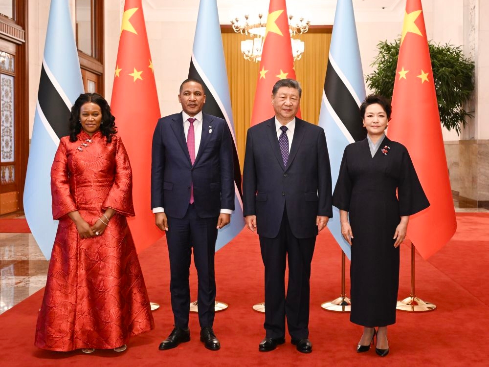  习近平同博茨瓦纳总统博科会谈